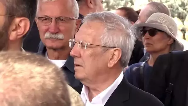 Gazeteci Duru son yolculuğa uğurlandı Gazeteci Duru son yolculuğa uğurlandı