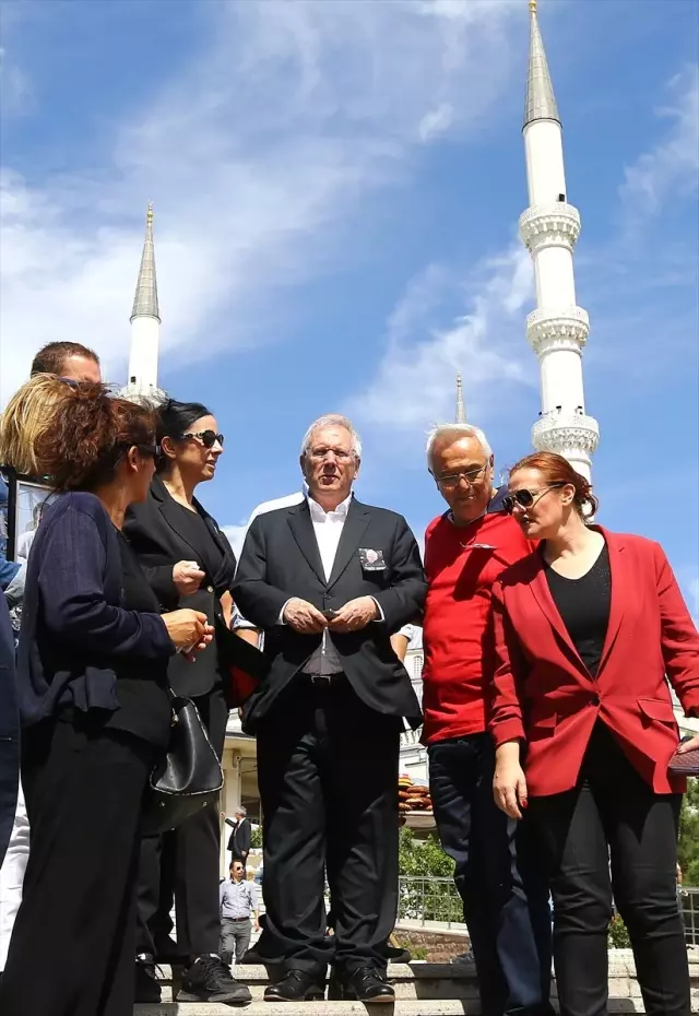 Gazeteci Duru son yolculuğa uğurlandı Gazeteci Duru son yolculuğa uğurlandı