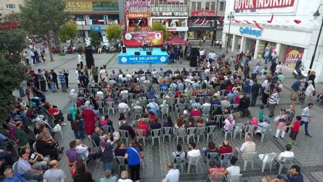 Gaziosmanpaşa'da vatandaşlara 3 ton aşure dağıtıldı Gaziosmanpaşa'da vatandaşlara 3 ton aşure dağıtıldı