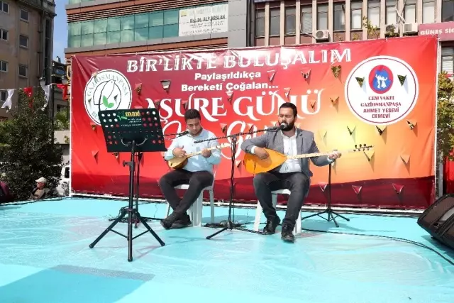 Gaziosmanpaşa'da vatandaşlara 3 ton aşure dağıtıldı Gaziosmanpaşa'da vatandaşlara 3 ton aşure dağıtıldı
