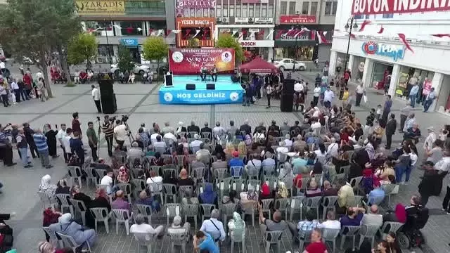 Gaziosmanpaşa'da vatandaşlara 3 ton aşure dağıtıldı Gaziosmanpaşa'da vatandaşlara 3 ton aşure dağıtıldı