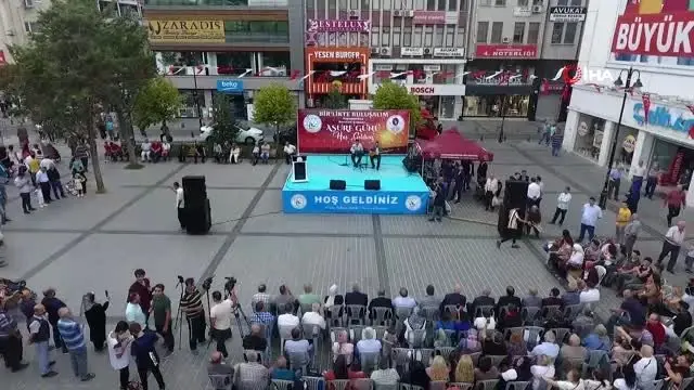 Gaziosmanpaşa'da vatandaşlara 3 ton aşure dağıtıldı Gaziosmanpaşa'da vatandaşlara 3 ton aşure dağıtıldı