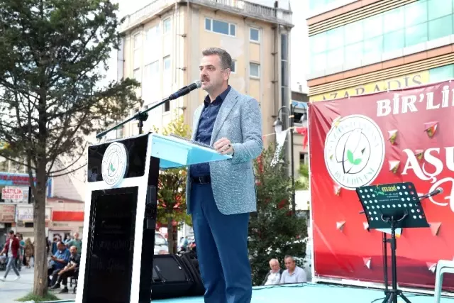 Gaziosmanpaşa'da vatandaşlara 3 ton aşure dağıtıldı Gaziosmanpaşa'da vatandaşlara 3 ton aşure dağıtıldı