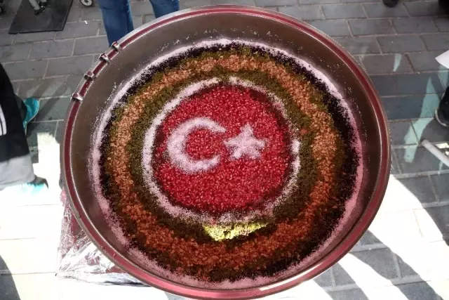 Gaziosmanpaşa'da vatandaşlara 3 ton aşure dağıtıldı Gaziosmanpaşa'da vatandaşlara 3 ton aşure dağıtıldı