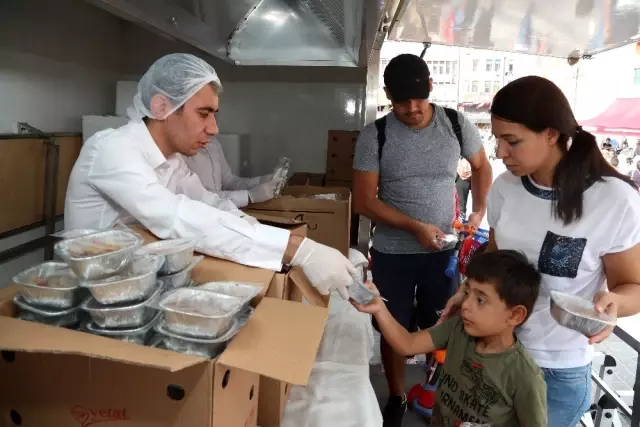 Gaziosmanpaşa'da vatandaşlara 3 ton aşure dağıtıldı Gaziosmanpaşa'da vatandaşlara 3 ton aşure dağıtıldı