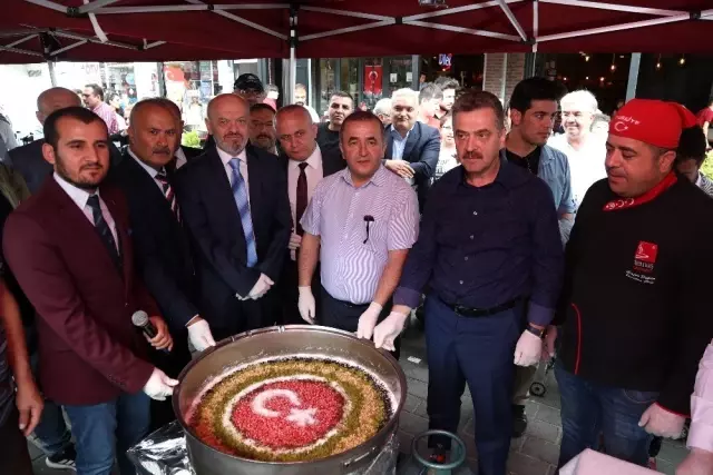 Gaziosmanpaşa'da vatandaşlara 3 ton aşure dağıtıldı Gaziosmanpaşa'da vatandaşlara 3 ton aşure dağıtıldı