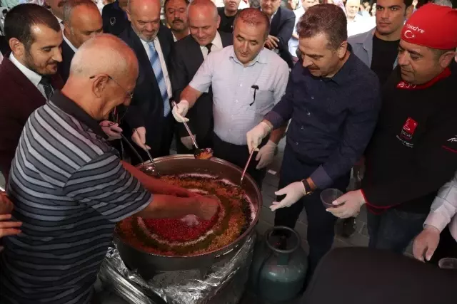 Gaziosmanpaşa'da vatandaşlara 3 ton aşure dağıtıldı Gaziosmanpaşa'da vatandaşlara 3 ton aşure dağıtıldı