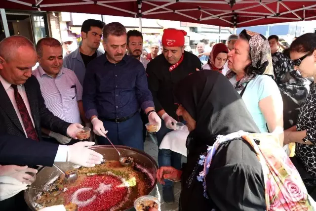 Gaziosmanpaşa'da vatandaşlara 3 ton aşure dağıtıldı Gaziosmanpaşa'da vatandaşlara 3 ton aşure dağıtıldı