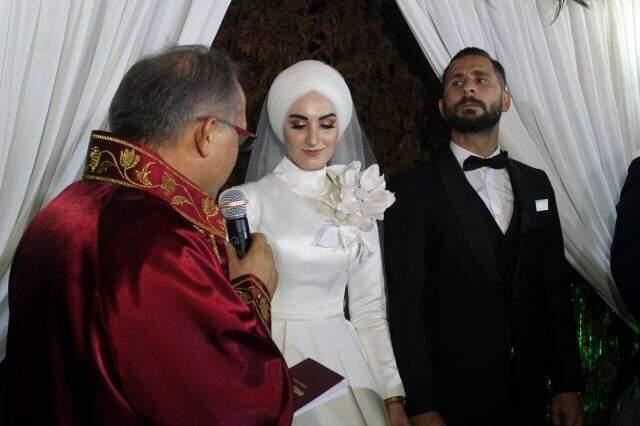 Gelin ve damat orman yangınlarına dikkat çekmek için düğünde fidan dağıttı