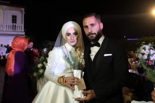 Gelin ve damat orman yangınlarına dikkat çekmek için düğünde fidan dağıttı