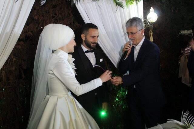 Gelin ve damat orman yangınlarına dikkat çekmek için düğünde fidan dağıttı