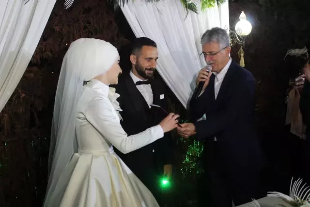 Gelin ve damadın nikah şekeri yerine dağıttığı fidanlar tüm misafirleri şaşırttı Gelin ve damadın nikah şekeri yerine dağıttığı fidanlar tüm misafirleri şaşırttı