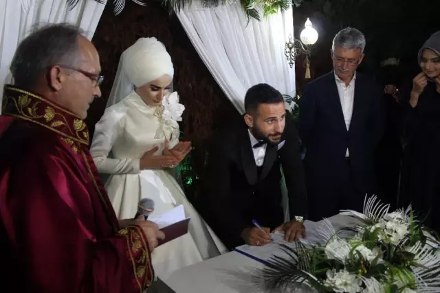 Gelin ve damadın nikah şekeri yerine dağıttığı fidanlar tüm misafirleri şaşırttı Gelin ve damadın nikah şekeri yerine dağıttığı fidanlar tüm misafirleri şaşırttı