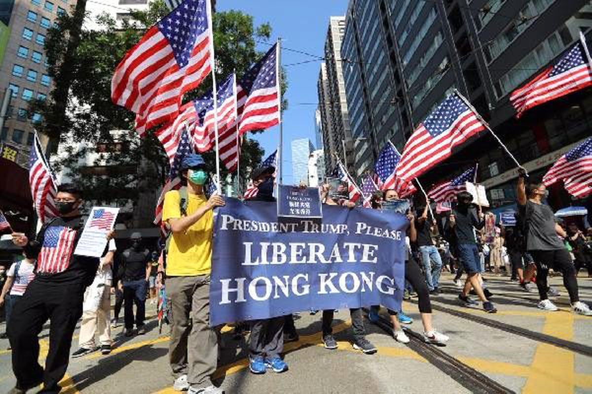 Hong Kong'daki protestolar 'Trump bizi kurtar' pankartlarıyla devam ediyor