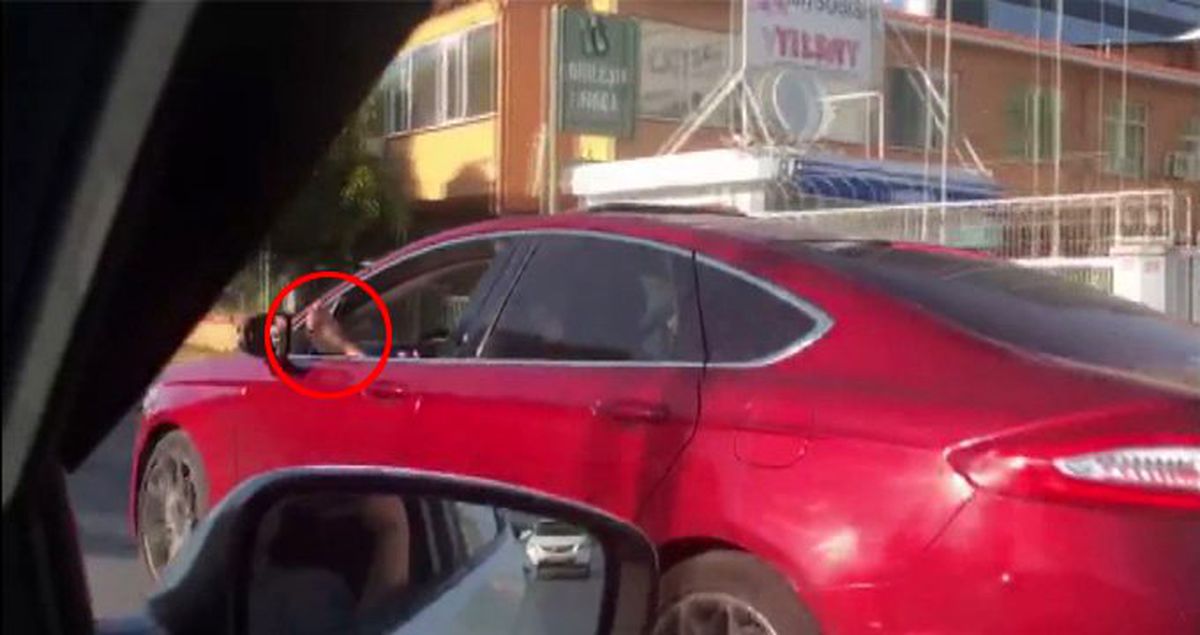 İstanbul'da bir trafik magandası, ayağını camdan çıkartarak kilometrelerce araç kullandı