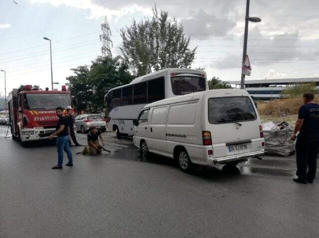 Kaza yapan panelvanın içinde sıkışan kadını itfaiye kurtardı