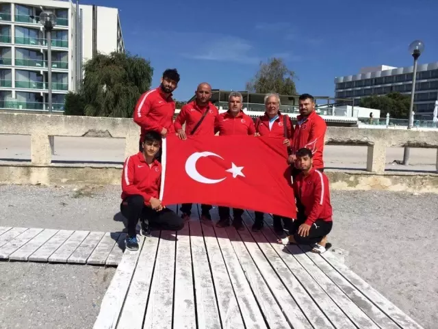 Kuşak Güreşi'ne ilk kez katılan Türk takımı rakiplerine şans vermedi Kuşak Güreşi'ne ilk kez katılan Türk takımı rakiplerine şans vermedi
