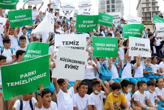 Minik eller Küçükçekmece'yi çöplerden arındırdı