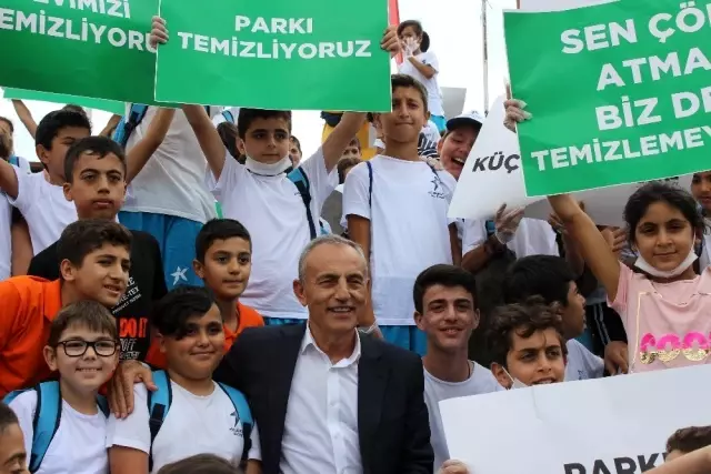 Minik eller Küçükçekmece'yi çöplerden arındırdı