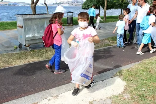 Minik eller Küçükçekmece'yi çöplerden arındırdı