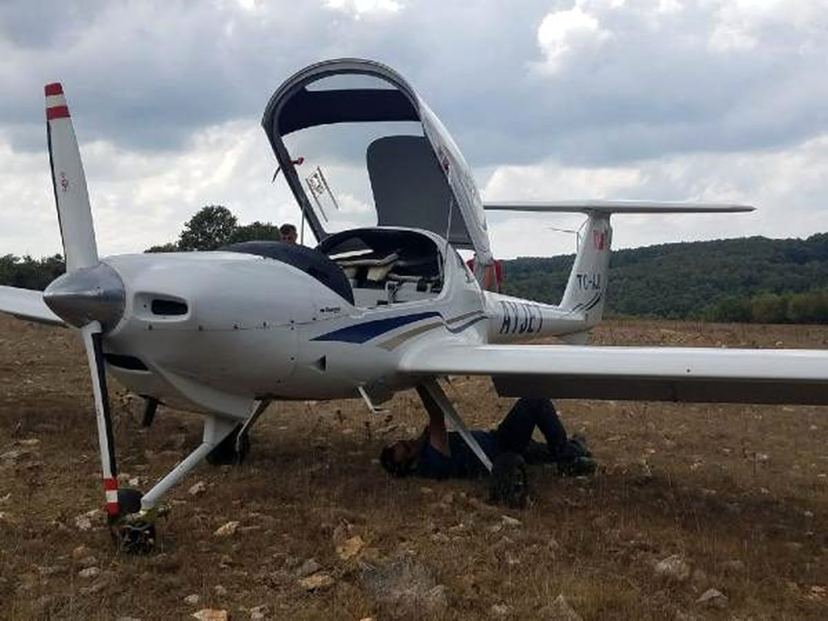 Motor arızası yapan eğitim uçağı boş araziye indirildi