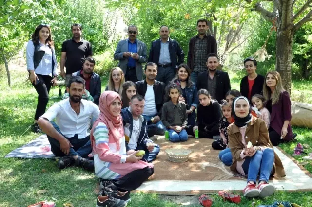 Özel gereksinimli çocuklar İran'ın sıfır noktasında doyasıya eğlendiler Özel gereksinimli çocuklar İran'ın sıfır noktasında doyasıya eğlendiler