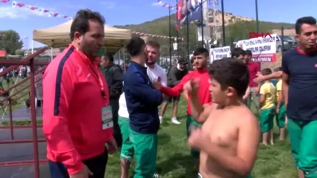 Spor işitme engelli güreşçiler ayakta alkışlandı
