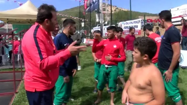 Spor işitme engelli güreşçiler ayakta alkışlandı