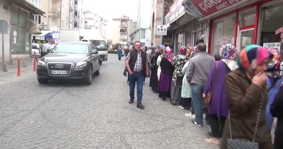 276 geçici işçi alımı için metrelerce kuyruk oluştu