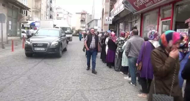 276 geçici işçi alımı için metrelerce kuyruk oluştu