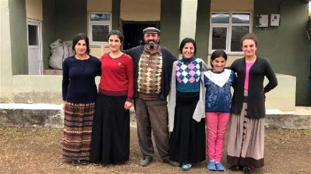7 kız babası, çobanlık yaparak çocuklarını okutuyor