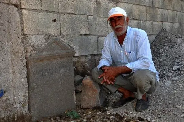 Bahçe duvarında tarihi keşif Bahçe duvarında tarihi keşif