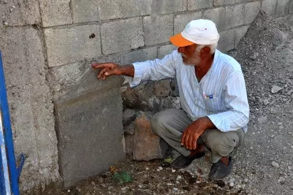 Bahçe duvarında tarihi keşif Bahçe duvarında tarihi keşif