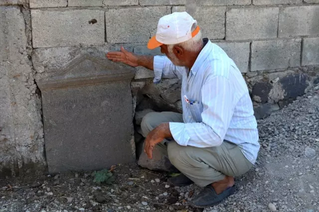 Bahçe duvarında tarihi mezar taşı Bahçe duvarında tarihi mezar taşı