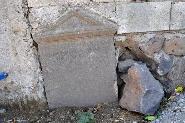 Bahçe duvarında tarihi mezar taşı Bahçe duvarında tarihi mezar taşı