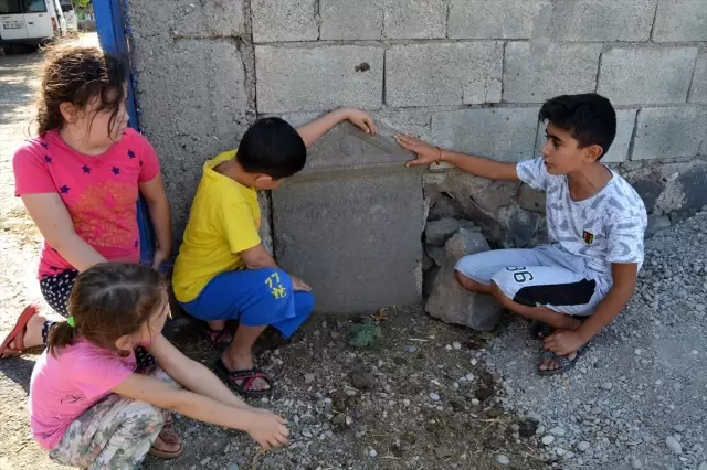 Bahçe duvarında tarihi mezar taşı Bahçe duvarında tarihi mezar taşı