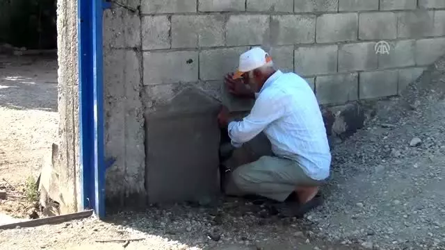 Bahçe duvarında tarihi mezar taşı Bahçe duvarında tarihi mezar taşı