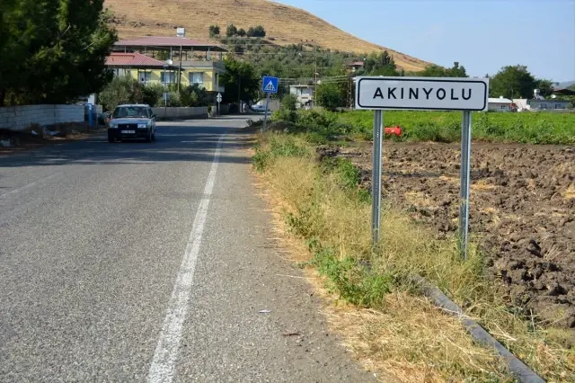 Bahçe duvarında tarihi mezar taşı Bahçe duvarında tarihi mezar taşı