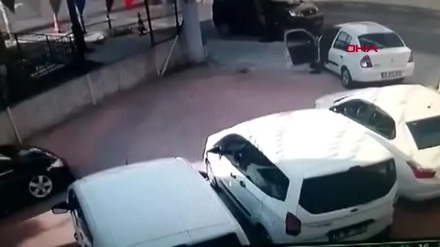 Beğendiği aracı kontrol ederken bir anda gaza basınca... Beğendiği aracı kontrol ederken bir anda gaza basınca...