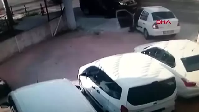 Beğendiği aracı kontrol ederken bir anda gaza basınca... Beğendiği aracı kontrol ederken bir anda gaza basınca...