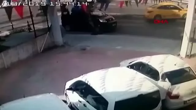 Beğendiği aracı kontrol ederken bir anda gaza basınca... Beğendiği aracı kontrol ederken bir anda gaza basınca...