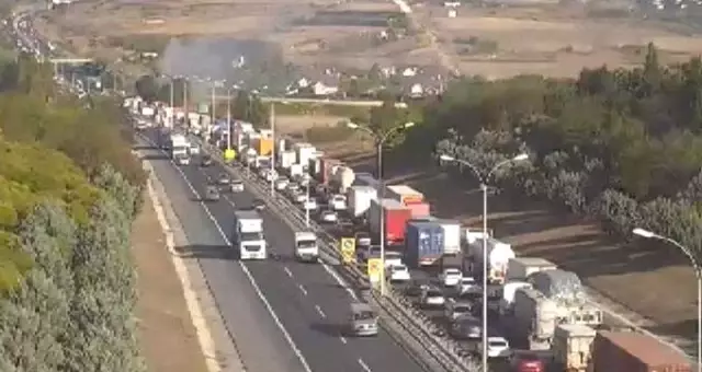 Büyükçekmece TEM'de tır yangını! Trafik yoğunluğu oluştu Büyükçekmece TEM'de tır yangını! Trafik yoğunluğu oluştu