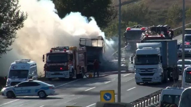 Büyükçekmece TEM'de tır yangını! Trafik yoğunluğu oluştu