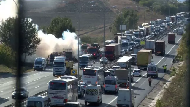 Büyükçekmece TEM'de tır yangını! Trafik yoğunluğu oluştu Büyükçekmece TEM'de tır yangını! Trafik yoğunluğu oluştu