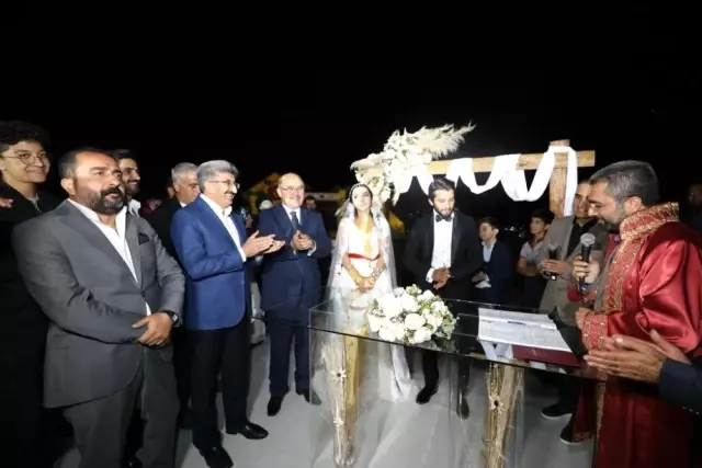 Düğünlerinde doğa için 500 adet fidan dağıttılar Düğünlerinde doğa için 500 adet fidan dağıttılar