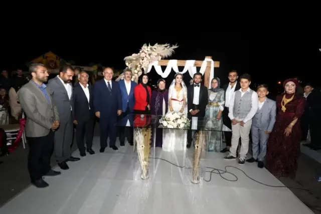 Düğünlerinde doğa için 500 adet fidan dağıttılar Düğünlerinde doğa için 500 adet fidan dağıttılar