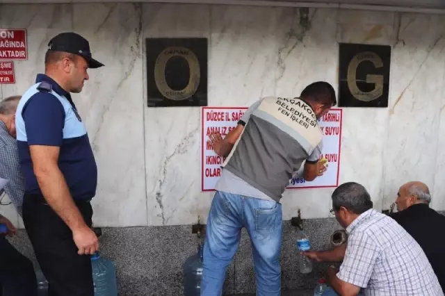 Düzce'de şifalı olarak bilinen su çeşmesi mühürlendi Düzce'de şifalı olarak bilinen su çeşmesi mühürlendi