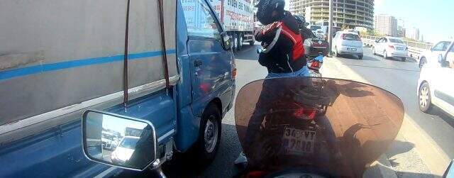 E-5 karayolunda motosiklet sürücüsü, yol vermeyen kamyonetin aynasını kırdı
