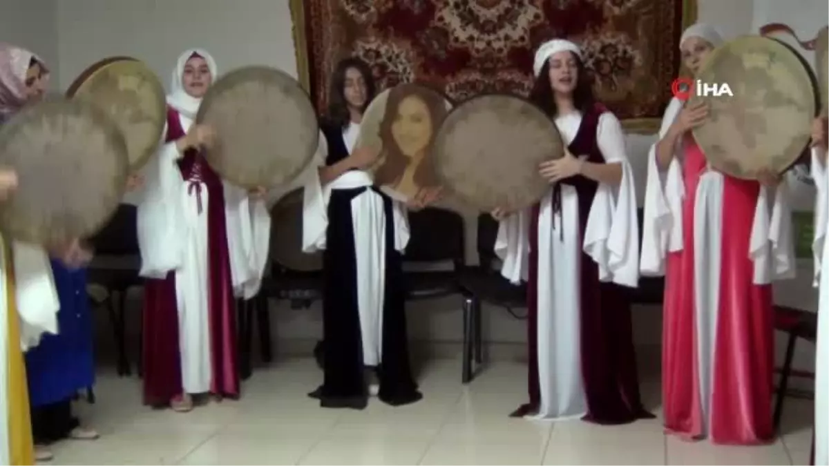 Erbane grubu kuran kadınlar, yöresel kıyafetleriyle sahneye çıkmaya başladı