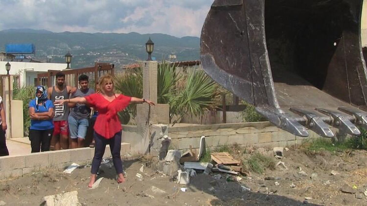 Görüntü kirliliği oluşturan yapıların yıkımında arbede! Taşlarla kepçelere saldırdılar